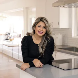 Claudia Urbina, Agent in  - Compass