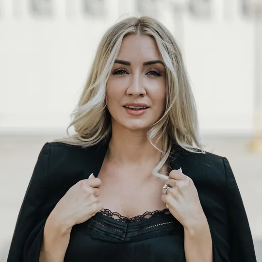 Dominique de Silva, Agent in  - Compass