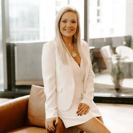 Nikki Sanders, Agent in  - Compass