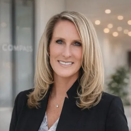 Laida Degan, Agent in  - Compass