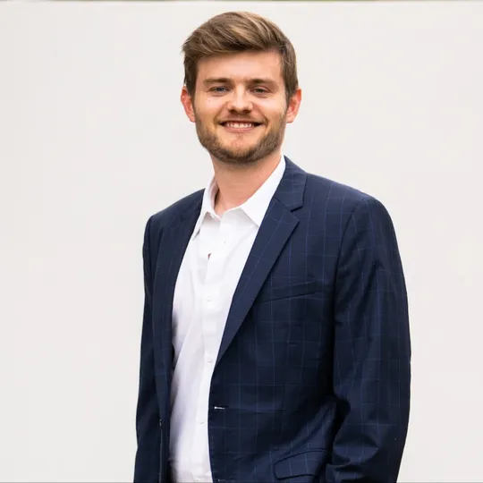 Max Smith, Agent in  - Compass