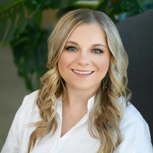 Andie White, Agent in  - Compass