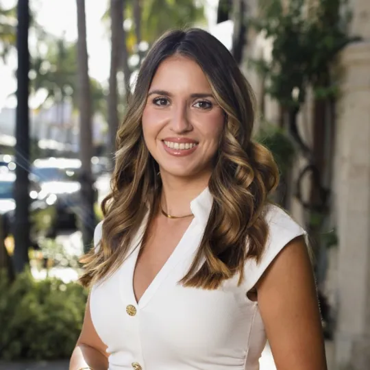 Mia Brister, Agent in  - Compass