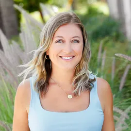 Valerie Alexander, Agent in  - Compass