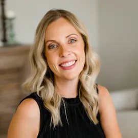 Erin Hundley, Agent in  - Compass