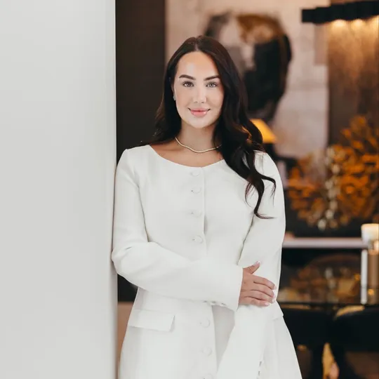 Bella Albanna, Agent in  - Compass