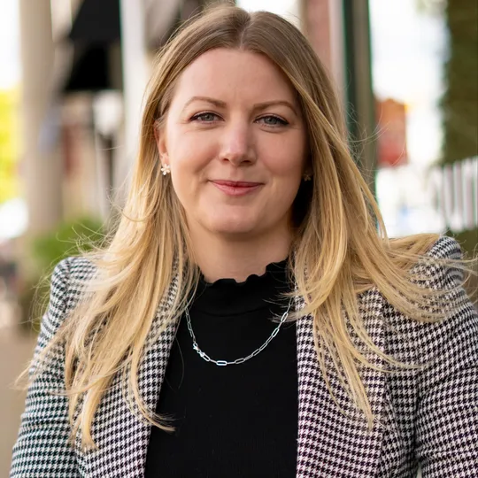 Laura Salazar, Agent in  - Compass