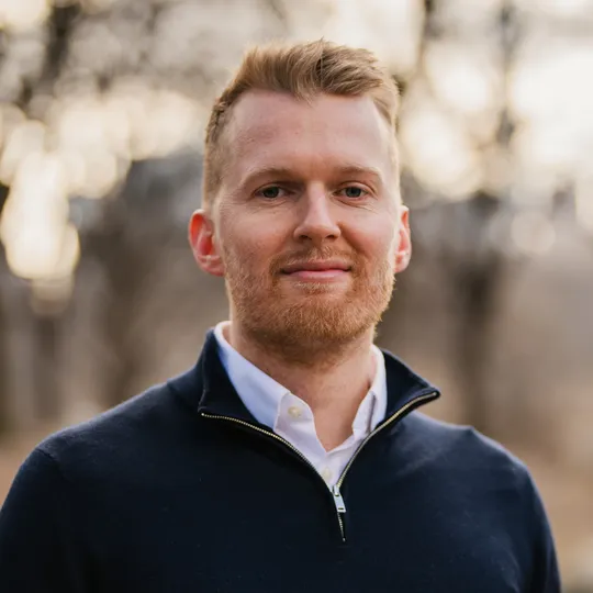 Sean McGinley, Agent in  - Compass