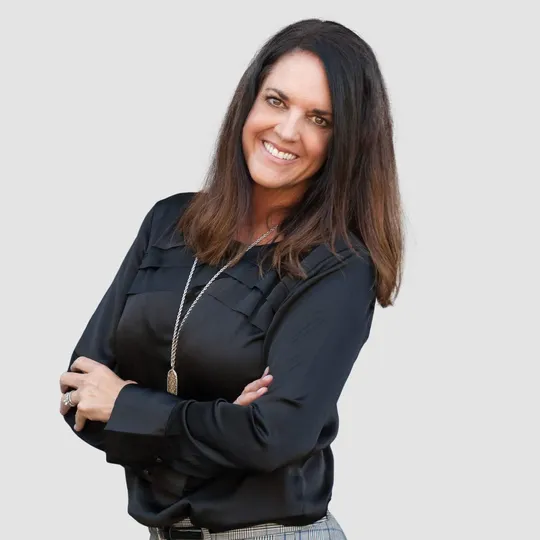 Gina Kulik, Agent in  - Compass