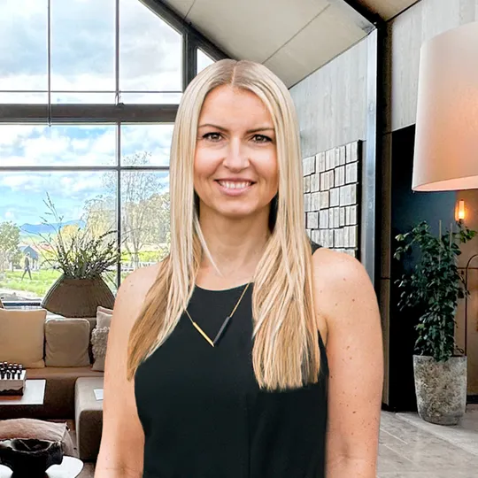 Eva Stoyanov, Agent in  - Compass