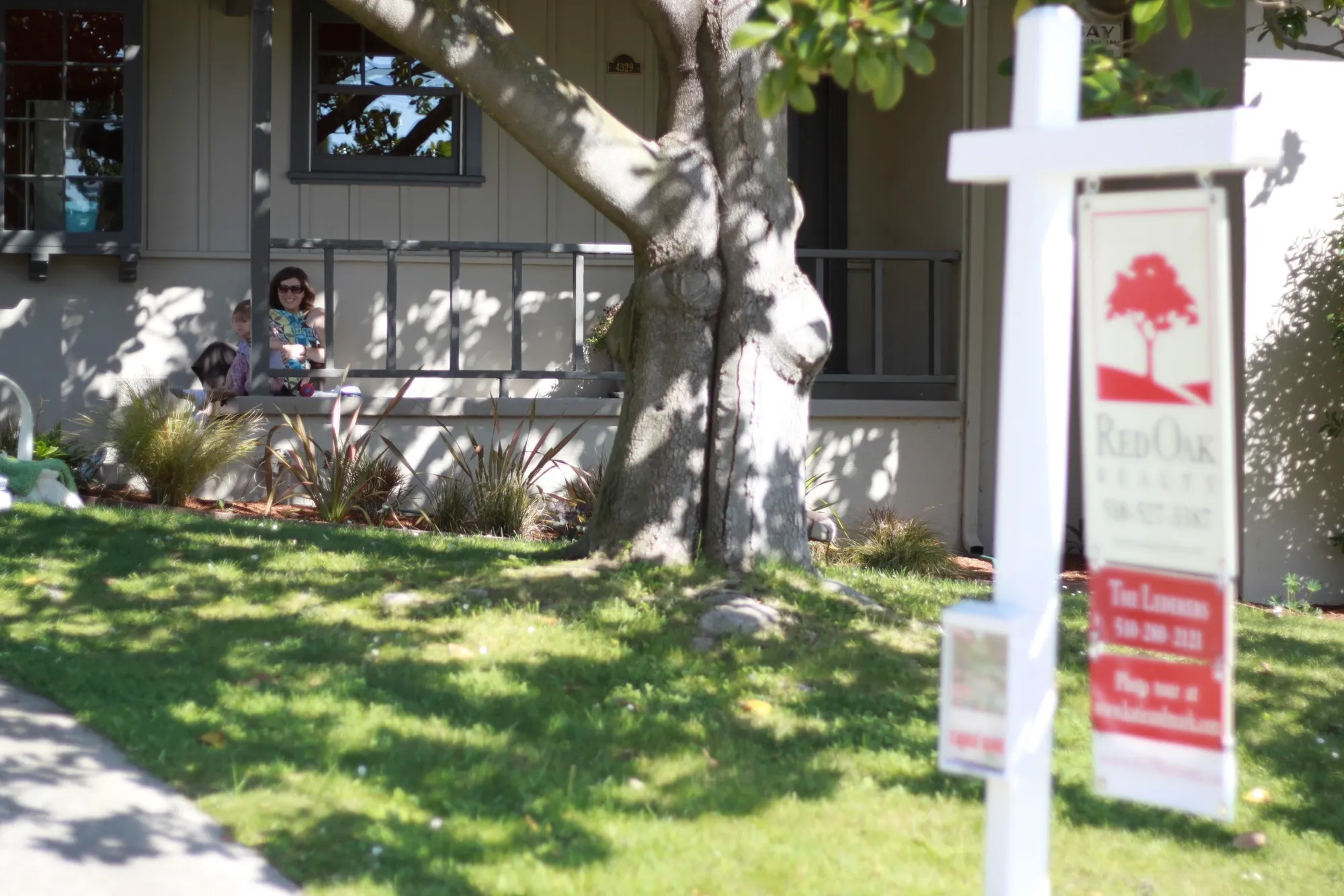 Custom agent bio image from agent Courtney Uyeshiro.