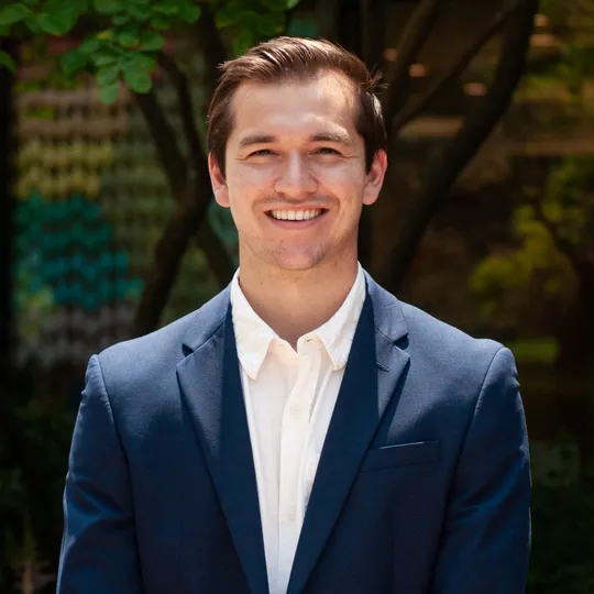 Eli Lauger, Agent in  - Compass