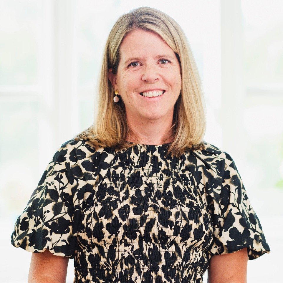 Headshot of Lucy Loring