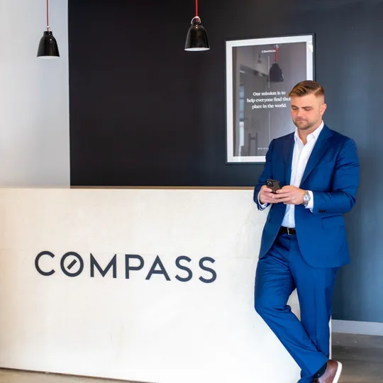 Jonathan Fox, Agent in  - Compass