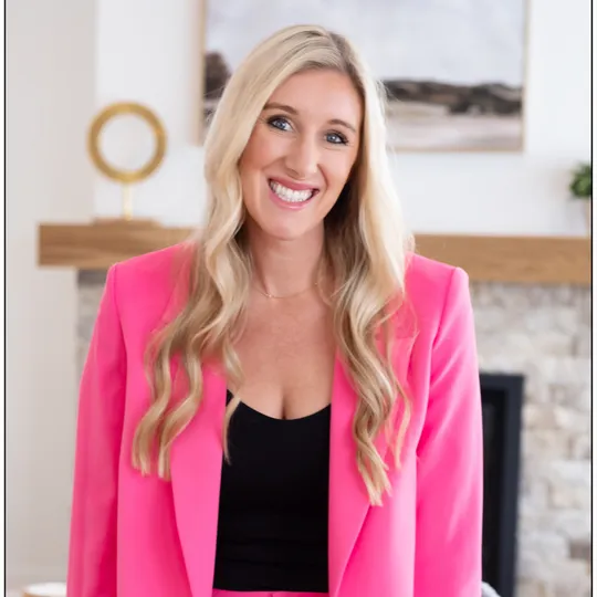 Kayla Schmitz, Agent in  - Compass