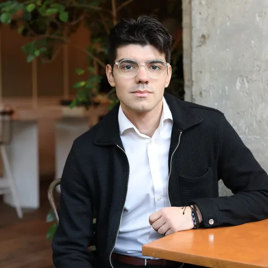 Juan Siliezar, Agent in  - Compass