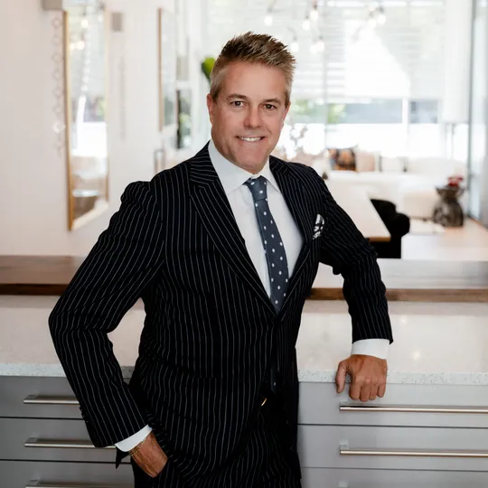 Alex Neir, Agent in  - Compass