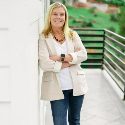 Tracy Reynes, Agent in  - Compass