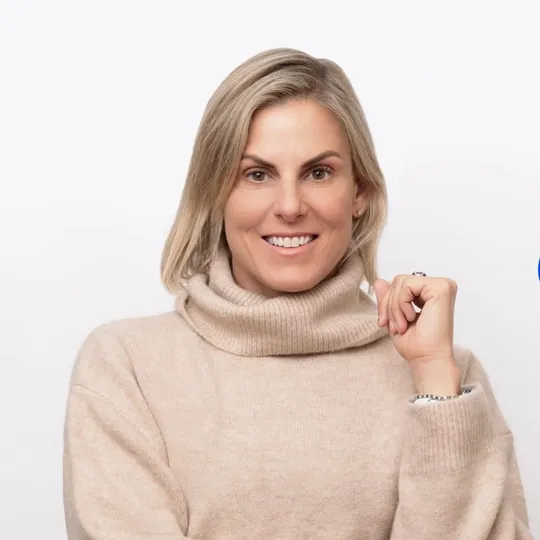 Hillary Biscay, Agent in  - Compass