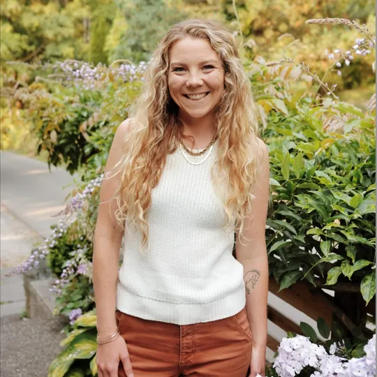 April Wilhelm, Agent in  - Compass