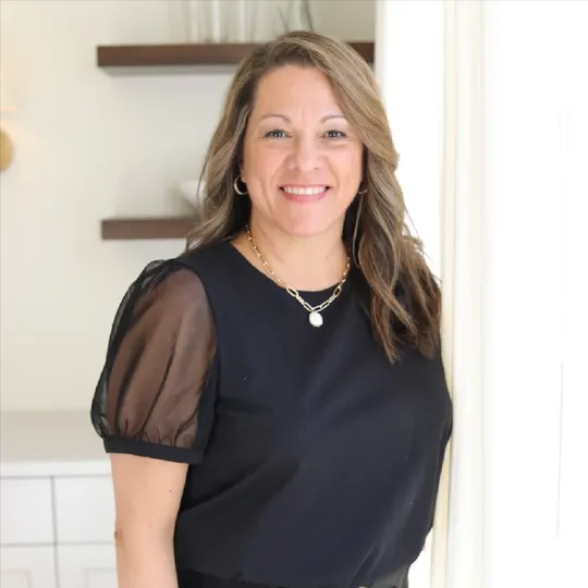 Lizi Cruz, Agent in  - Compass