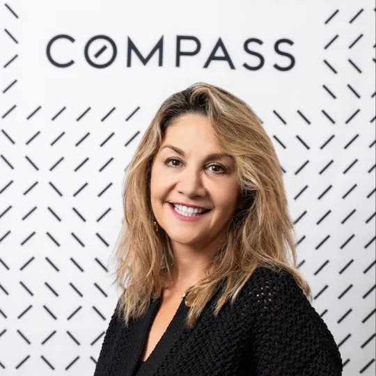Julie Hadidi, Agent in  - Compass