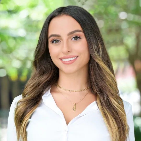 Lia Zucker, Agent in  - Compass