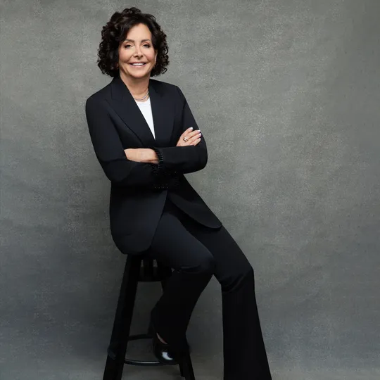 Lisa Lang, Agent in  - Compass