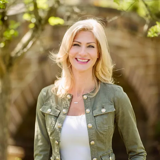 Kristen Burger, Agent in  - Compass