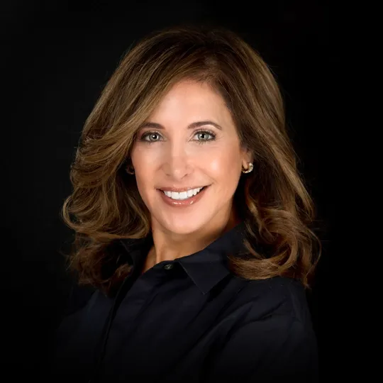 Julie Linhart, Agent in  - Compass