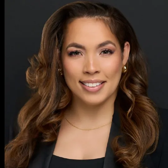 Lali Ortiz, Agent in  - Compass