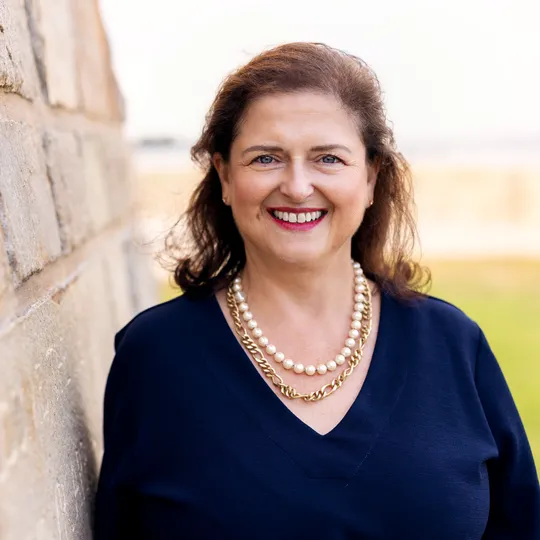 Annie Becker, Agent in  - Compass