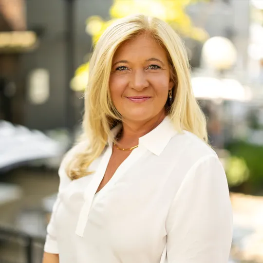 Lisa Raposa, Agent in  - Compass