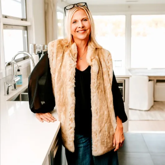 Denise Kavovit, Agent in  - Compass