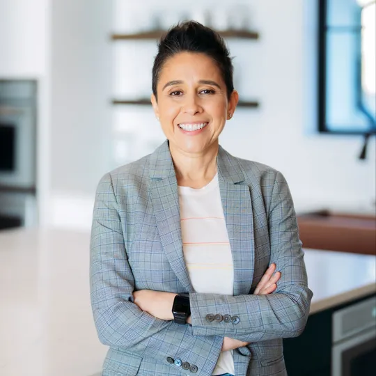 Lisa Muñoz, Agent in  - Compass