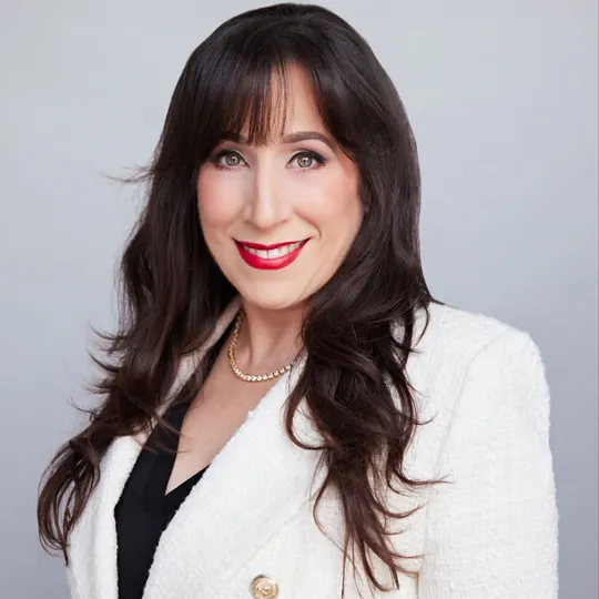 Lili Guzman, Agent in  - Compass