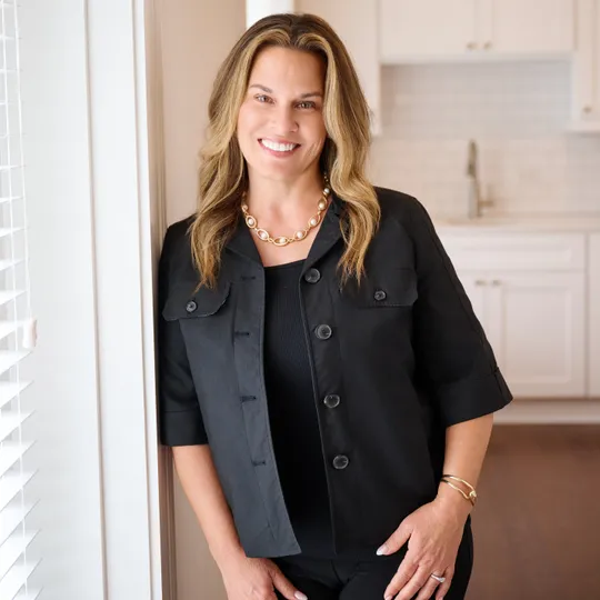 Julia Annibale, Agent in  - Compass