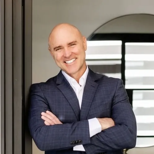 Ernie MacManus, Agent in  - Compass