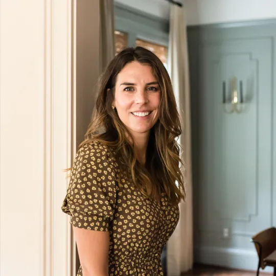 Annie Hayes, Agent in  - Compass