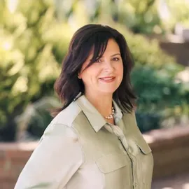 Lisa Schwartz, Agent in  - Compass