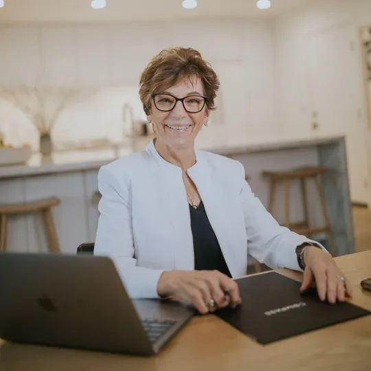 Jeanette Cozza, Agent in  - Compass