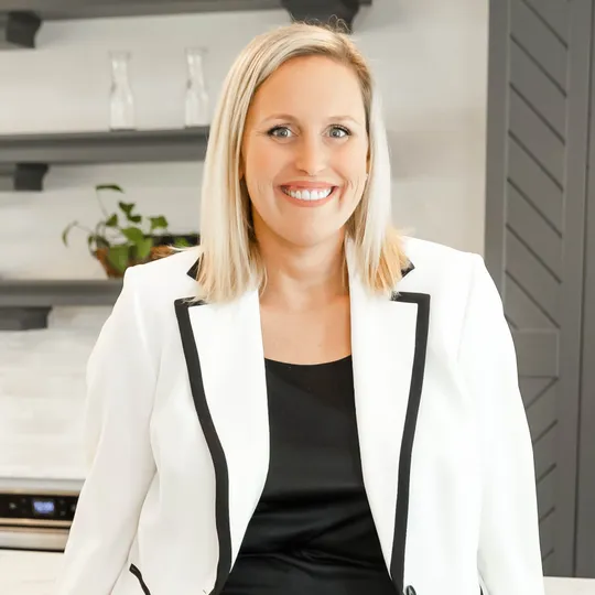 Stephanie Poe, Agent in  - Compass