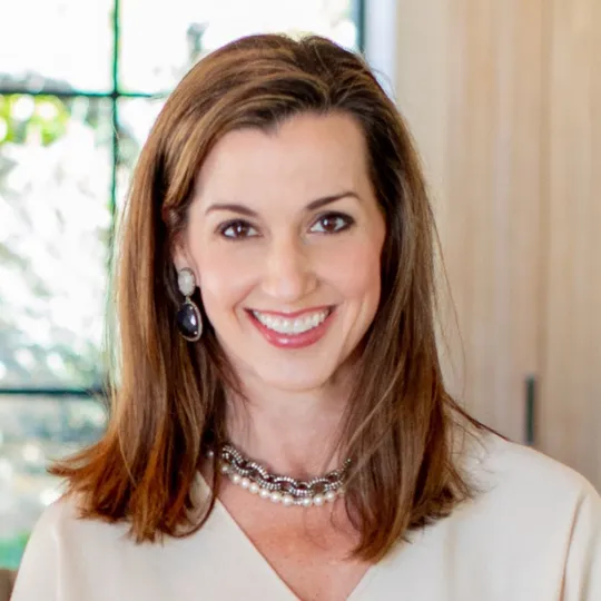 Angela Longo, Agent in  - Compass