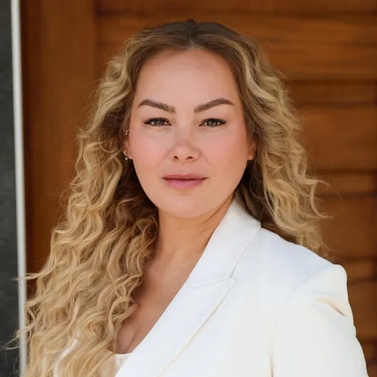 Gina Polo Lemus, Agent in  - Compass