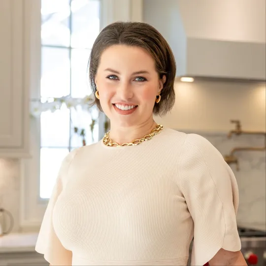 Julia Sawchak, Agent in  - Compass