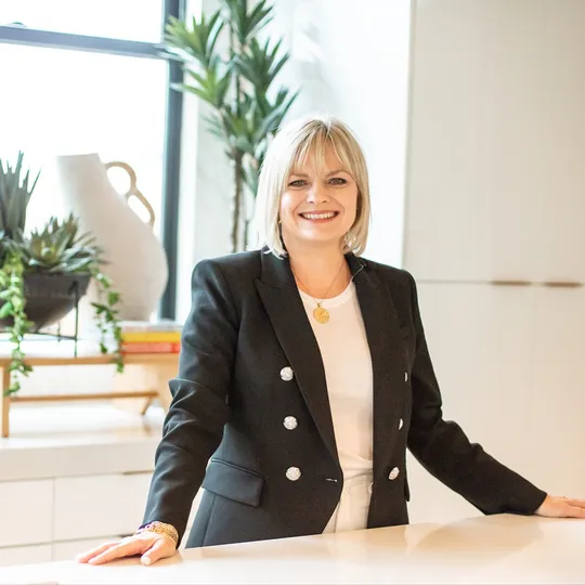 Andrea Serrano, Agent in  - Compass