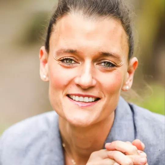 Valerie Hirbod, Agent in  - Compass