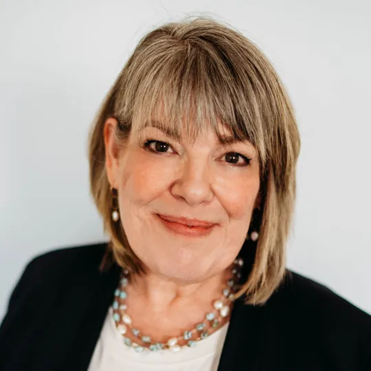 Julie Holt, Agent in  - Compass