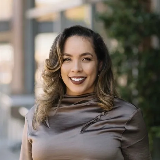 Lali Ortiz, Agent in  - Compass