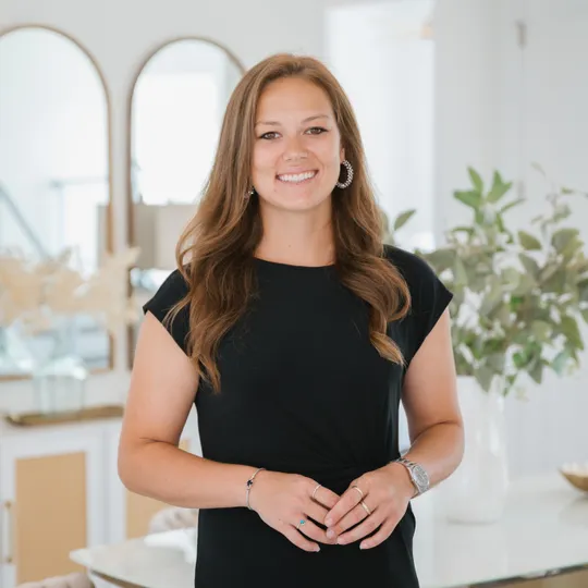 Hannah Safari, Agent in  - Compass